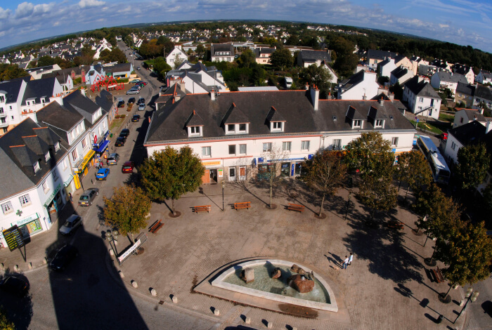 Vivre et acheter à Quéven : portrait familial 2025